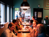 Stravenky alebo hotovosť: Čo si myslia majitelia reštaurácií?