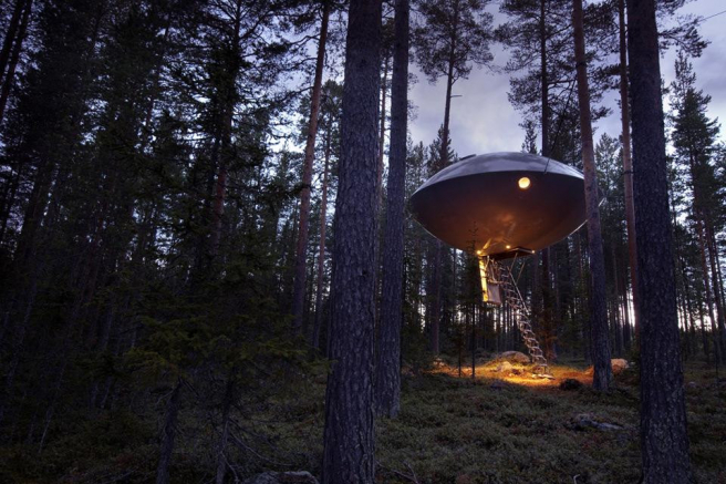 Švédsky domček na strome v tvare Ufo. Zdroj: treehotel.se